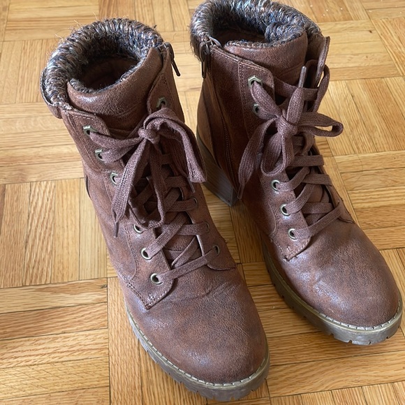 Boots 🥾 - Picture 1 of 4